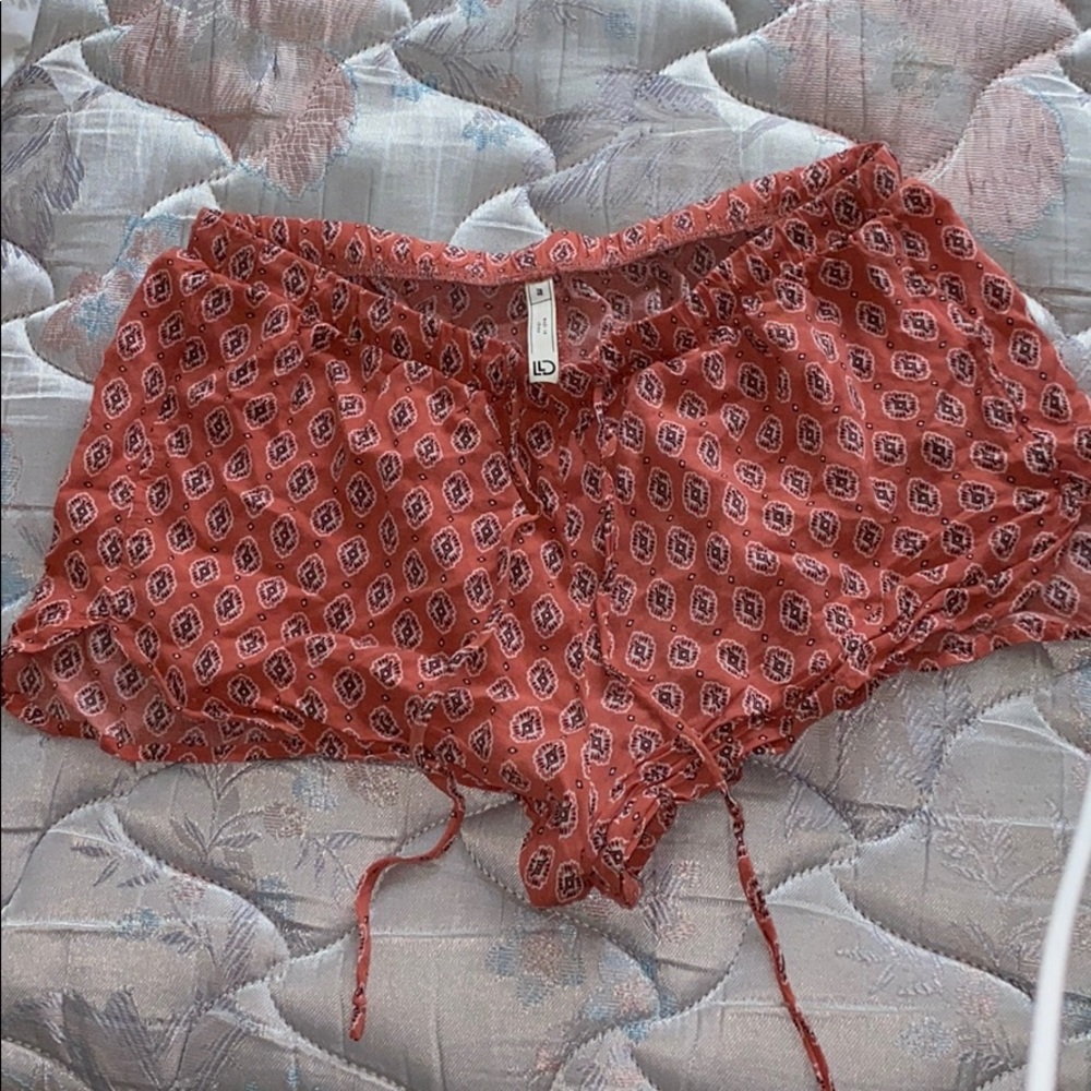 Flowy, soft, patterned shorts